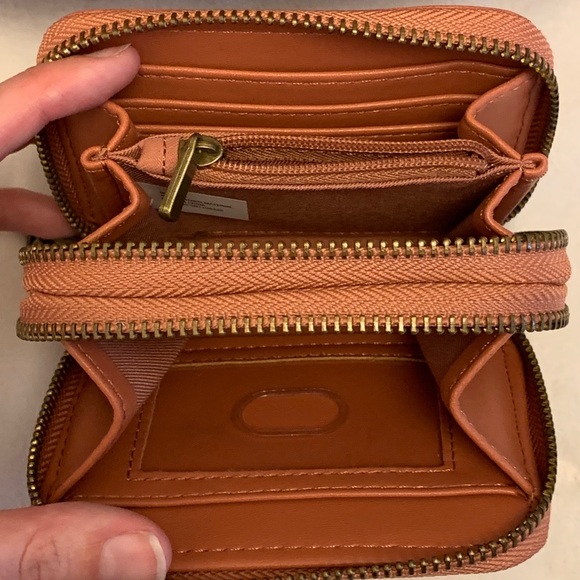 Universal Thread Embroidered Wallet - Picture 3 of 4